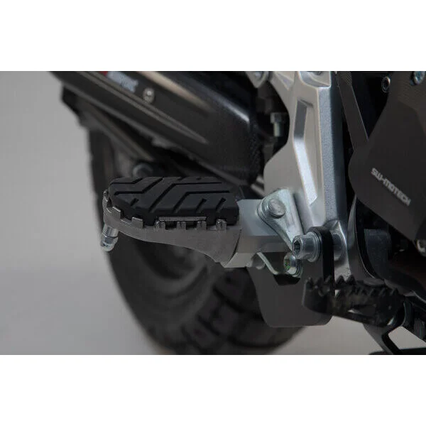 Adjustable Footrest Kit Ion Silver / Black Sw-Motech FRS.06.011.10201/S For Yamaha Tenere 700 Models (19-) Offerta Speciale