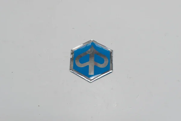 566579 - TARGHETTA SIMBOLO'PIAGGIO' ANTERIORE PORTER Subito Disponibile