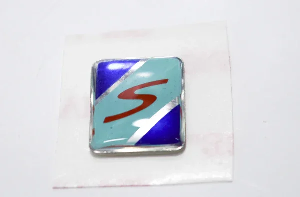 654821 - STEMMA "S" ORIGINALE PER PARAFANGO ANTERIORE VESPA S-GTS 4T 125-150 Soddisfatti O Rimborsati